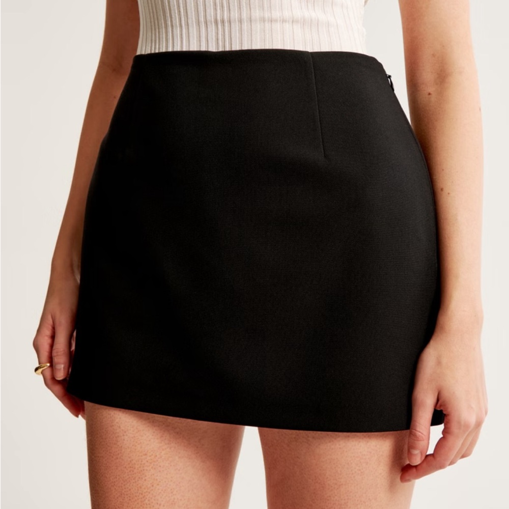 ABERCROMBIE SCARLET MINI SKORT